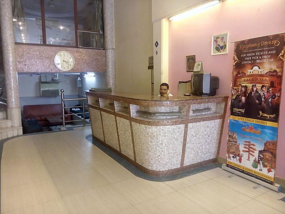Hotel Pearl Plaza Нью-Дели Экстерьер фото